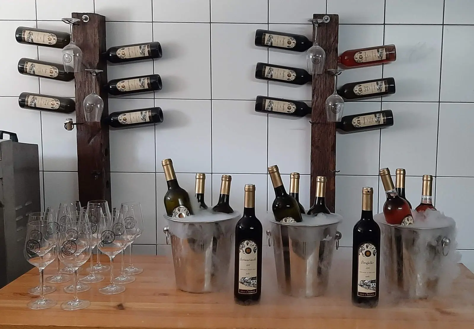 Lahvová vína Chrenka připravená k degustaci